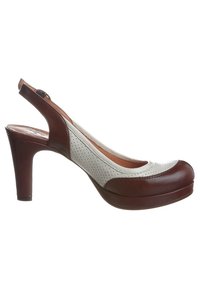 Escarpin à talon haut à bride arrière marron et blanc avec un design perforé sur le dessus, bout arrondi et talon marron uni. Texture lisse.