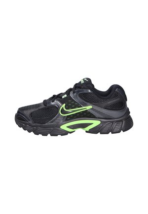 Schwarzer Sportschuh mit Mesh-Obermaterial, grünen Akzenten und einer dicken strukturierten Sohle. Verfügt über eine runde Zehenpartie und ein Schnürdesign für einen sicheren Sitz.