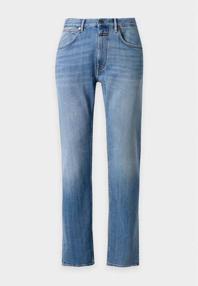 Jean en denim bleu clair avec une coupe droite, fermeture à bouton et fermeture éclair à l’avant, et poches devant et derrière.