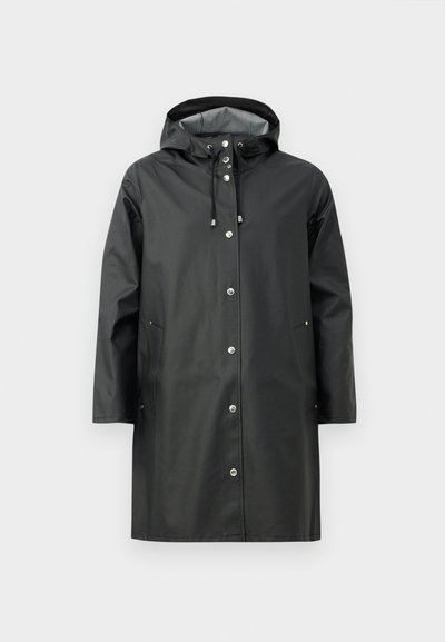 Imperméable noir avec capuche, boutons à pression et deux poches latérales. Fabriqué en matériau lisse et durable avec une coupe décontractée.