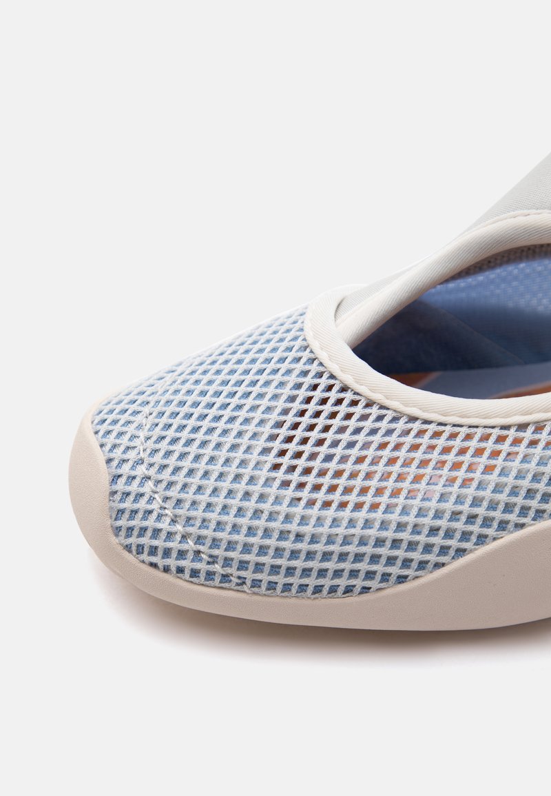 Scarpa con tomaia in mesh azzurro chiaro, suola e rifiniture beige, punta arrotondata e design senza lacci.