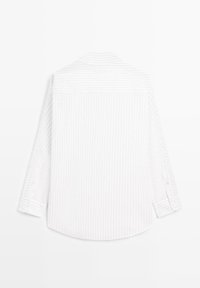 Camicia bianca a maniche lunghe con sottili righe verticali grigie, colletto e orlo arrotondato. Presenta polsini con bottoni e dettaglio sulla spalla posteriore.