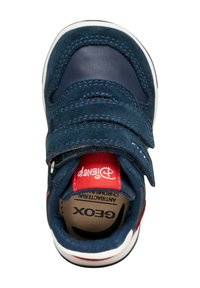 Sneaker blu navy realizzata in materiali scamosciati e in pelle. Presenta chiusure in Velcro, suola bianca e dettagli rossi con un logo sulla linguetta.
