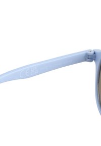 Branches de lunettes de soleil en plastique bleu clair avec texte en relief "CE UK CA FABRIQUÉ EN CHINE 3-6 ANS" et une charnière métallique. Finition lisse.