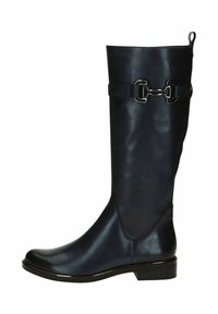Botte en cuir noir hauteur genou avec un léger éclat, dotée d'une sangle décorative et d'une boucle en métal. Talon bas et carré avec finition lisse.