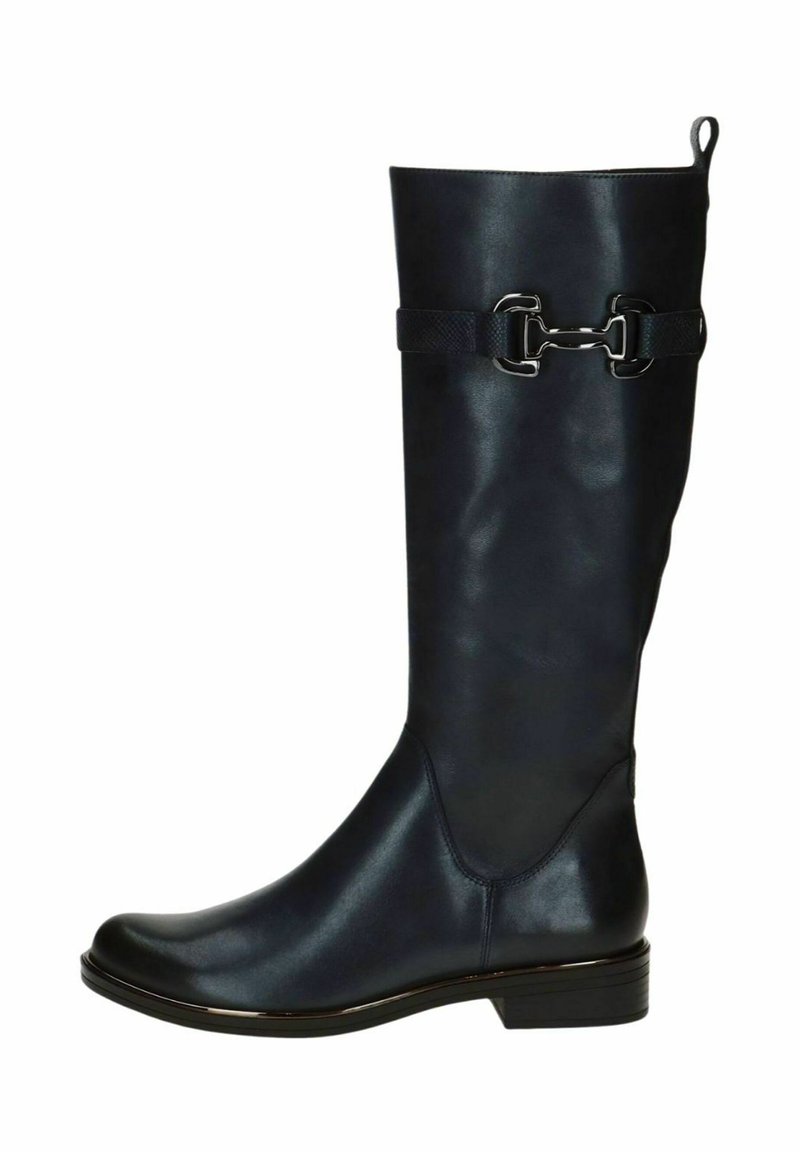 Botte en cuir noir hauteur genou avec un léger éclat, dotée d'une sangle décorative et d'une boucle en métal. Talon bas et carré avec finition lisse.