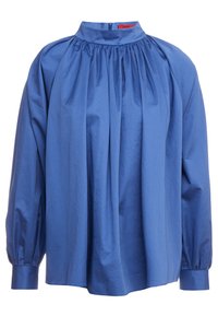 Blouse bleue à manches longues avec col montant, détails froncés au niveau de l'encolure et des poignets, et fermeture éclair au dos.
