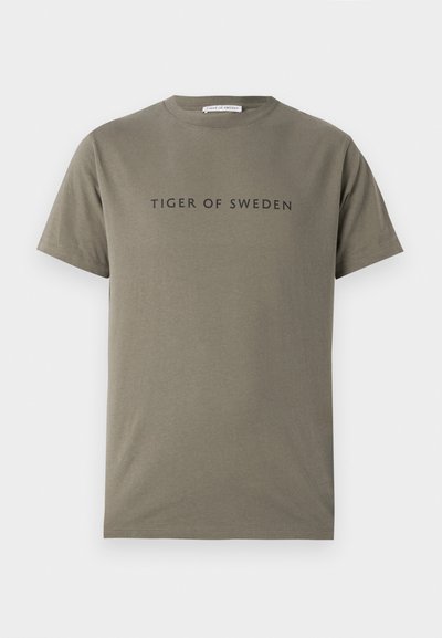T-shirt de algodão verde-oliva com mangas curtas, decote redondo e texto preto "TIGER OF SWEDEN" impresso no peito.