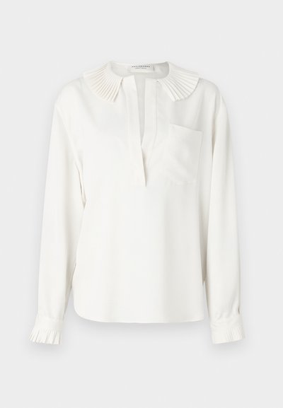 Weiße Bluse mit langen Ärmeln, einem plissierten Kragen, einer Knopfleiste und einer einzelnen Brusttasche. Mit gerafften Bündchen und Plissee-Details.