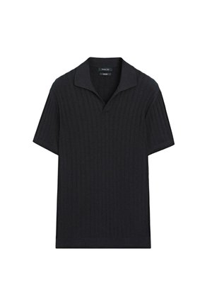 Polo noir à manches courtes en maille avec texture côtelée et col ouvert, posé à plat sur un fond blanc.
