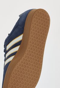 adidas Originals GAZELLE TERRACE ICONS UNISEX - Treniņu apavi - legend ink/off white/dark football gold
