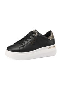 Sneaker in pelle nera con suola piatta bianca, dettagli in oro, lacci rotondi e un particolare a contrasto sul tallone metallico.