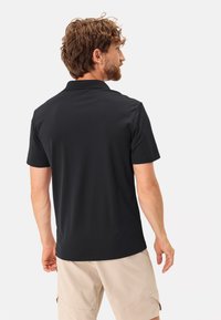 Černá polokošile s límečkem a krátkými rukávy, vyrobená z hladkého materiálu, s rovnými lemy a minimalistickým designem.