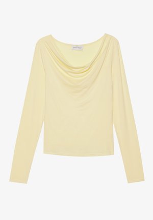 Långärmad gul topp med draperad cowl-halsringning, tillverkad av mjukt material, med en figurnära design och slät yta.