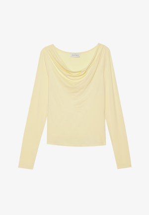Långärmad gul topp med draperad cowl-halsringning, tillverkad av mjukt material, med en figurnära design och slät yta.