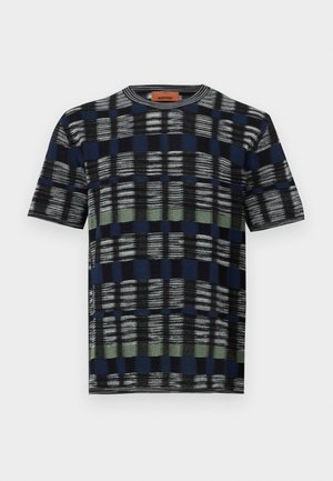 T-shirt en maille à manches courtes bleu marine, noir et vert avec un motif à carreaux et une texture subtile. Présente un col rond et une étiquette de marque.
