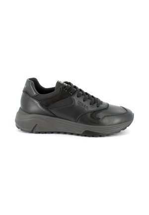 Scarpe sportive nere con una tomaia in pelle liscia, dettagli testurizzati, design con lacci e una suola spessa e imbottita per un supporto dorsale.