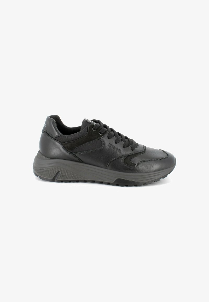 Scarpe sportive nere con una tomaia in pelle liscia, dettagli testurizzati, design con lacci e una suola spessa e imbottita per un supporto dorsale.