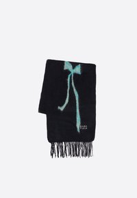 Bufanda negra con una textura suave, que presenta un diseño de lazo azul claro y extremos con flecos. El logo "Bimba Y Lola" se muestra cerca del borde inferior.