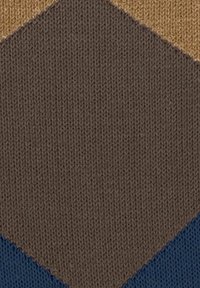 Tessuto a maglia con un motivo a diamante in tonalità terrose di marrone, beige e blu, con blocchi di colore distintivi che creano un aspetto testurizzato.