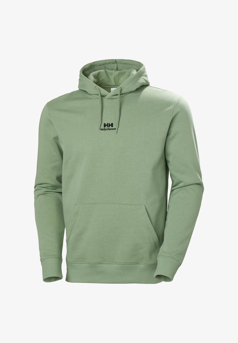 Světle zelená mikina s kapucí vyrobená z měkkého materiálu, obsahující přední kapsu, žebrované manžety a černé logo Helly Hansen na hrudi.