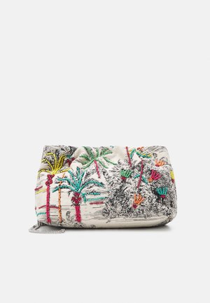 Petit sac pochette en tissu avec des palmiers brodés colorés et des plantes tropicales, et une sangle chaîne argentée partiellement visible.