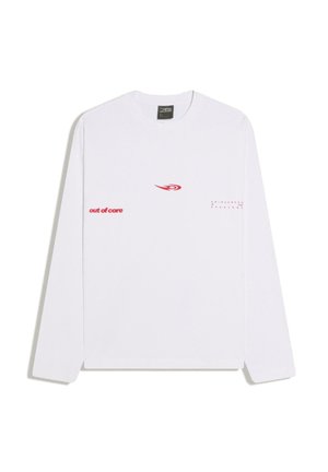 Biała koszula z długim rękawem z czerwonym napisem „out of core” po lewej stronie oraz „uniqueness for everyone” po prawej, z czerwonym logo w kształcie spirali na środku.