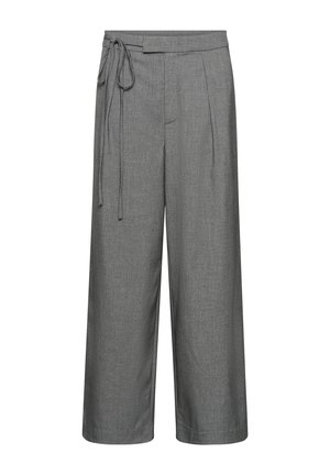 Pilkos plačios kojos kelnės su tekstūruota medžiaga, turinčios raištelį juosmens srityje, priekiniais klostėmis ir laisva siluetu, užtikrinančiu komfortą.
