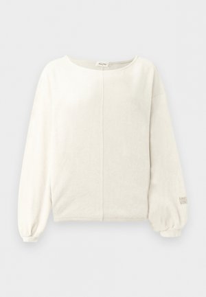 Cremefarbener Langarm-Pullover mit rundem Ausschnitt, zentraler Naht, gepufften Bündchen und dezentem Logotext am rechten Ärmelbündchen.