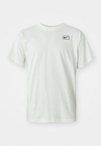 Hvid bomulds T-shirt med korte ærmer, der har et marineblåt Nike-logo broderet på venstre bryst. Standard crew neck design.