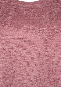 Primo piano di un morbido tessuto a maglia marled rosa e bianco con una texture a coste e dettagli sul collo rotondo.