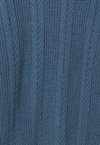 Tessuto blu lavorato a maglia con un motivo a coste e schemi verticali testurizzati, creando un aspetto stratificato in un tessuto di peso medio.
