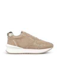 Sneaker in suede beige con accenti metallici. Presenta dettagli con borchie, una suola bianca testurizzata e un tacco rialzato per maggiore stabilità.