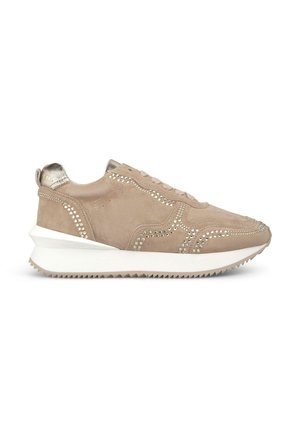 Sneaker in suede beige con accenti metallici. Presenta dettagli con borchie, una suola bianca testurizzata e un tacco rialzato per maggiore stabilità.