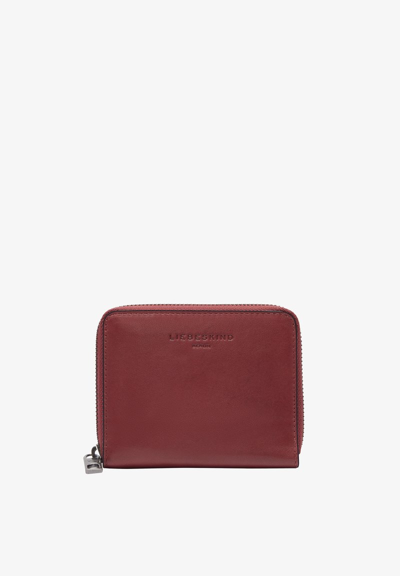 Portefeuille en cuir rouge, de forme rectangulaire, avec fermeture zippée, nom de la marque en relief à l'avant et texture lisse.