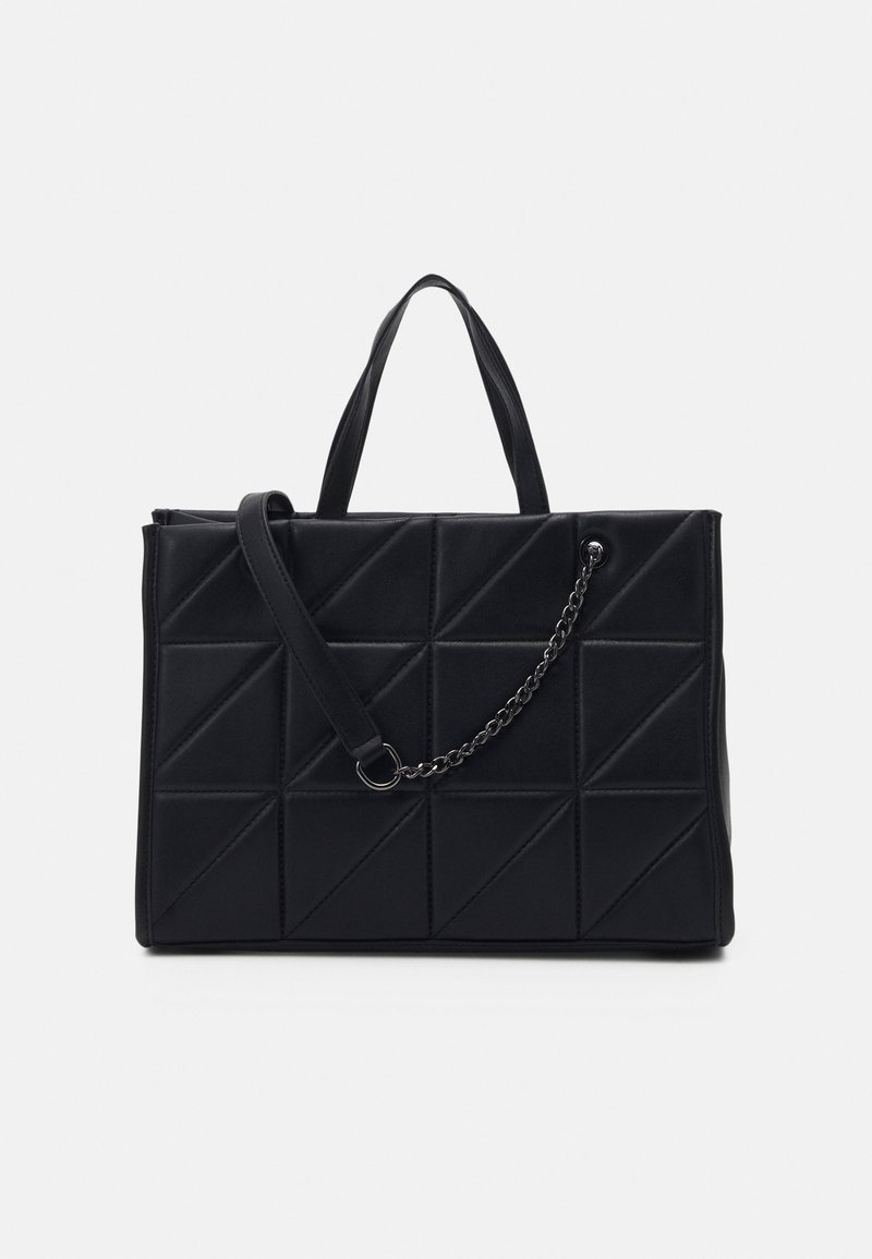 Sac à main rectangulaire noir matelassé avec poignées courtes, bandoulière amovible et un détail de chaîne décorative à l'avant.