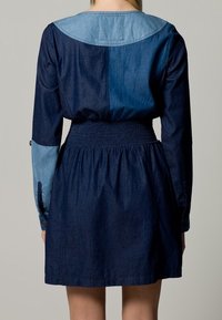 Sukienka koszulowa z denimu z dopasowanym, marszczonym pasem, w gradientzie od ciemnoniebieskiego do jasnoniebieskiego, z długimi rękawami i okrągłym kołnierzykiem.