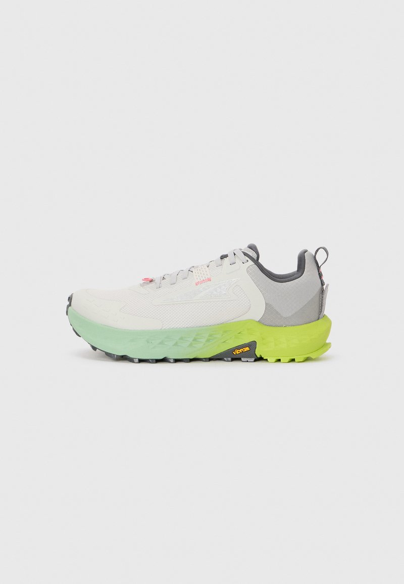 Chaussure de trail de course en gris clair et vert avec semelle Vibram noire et languette de traction au talon, présentée en profil droit sur fond blanc.