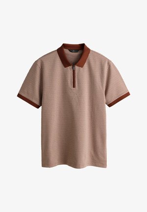 Trumpomis rankovėmis polo marškinėliai iš faktūrinės smėlio spalvos medžiagos, su rūdžių raudonumo apykakle ir užtrauktuko kaklo iškirpte. Paprastas dizainas su geometriniu raštu.