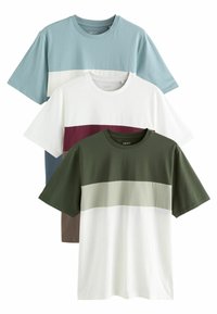 Tre kortærmede T-shirts stablet. Øverste: lyseblå, midterste: hvid med burgunderstribe, nederste: mørkegrøn med lysegrå stribe. Materiale: bomuld.