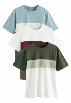 Trois T-shirts à manches courtes empilés. En haut : bleu clair, au milieu : blanc avec une rayure bordeaux, en bas : vert foncé avec une rayure gris clair. Matière en coton.
