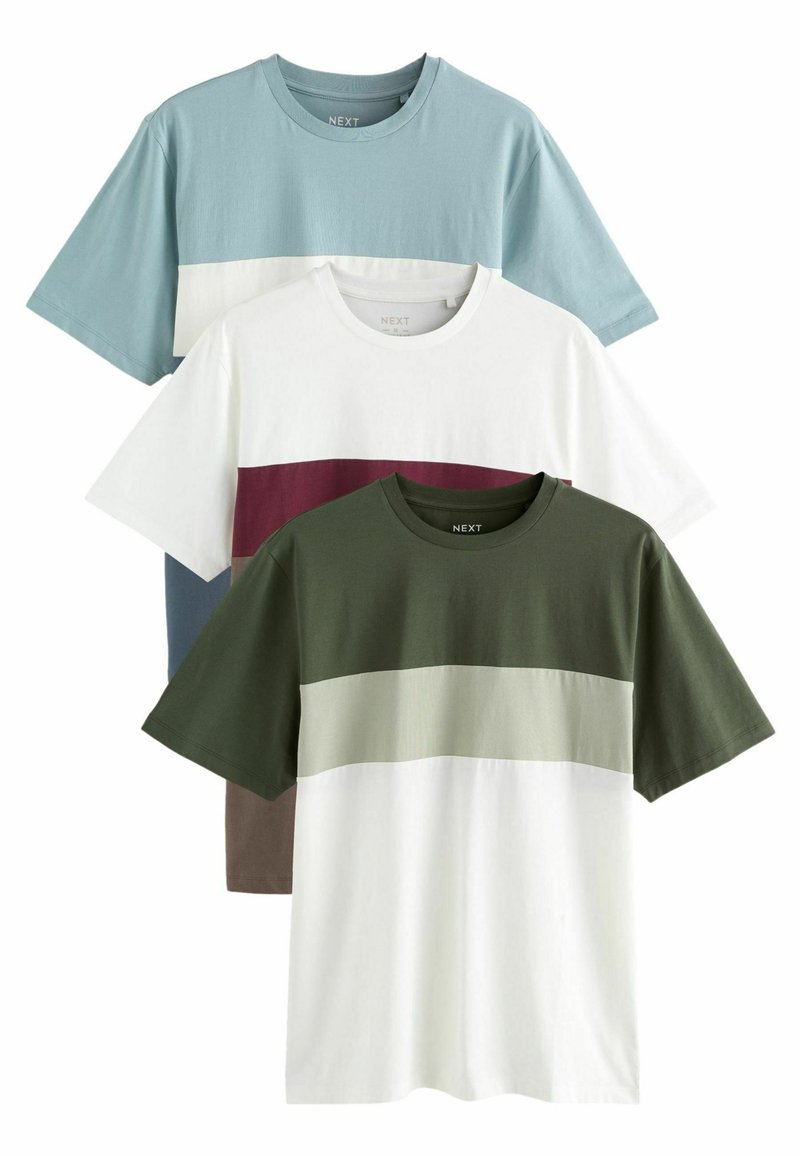 Tre kortærmede T-shirts stablet. Øverste: lyseblå, midterste: hvid med burgunderstribe, nederste: mørkegrøn med lysegrå stribe. Materiale: bomuld.