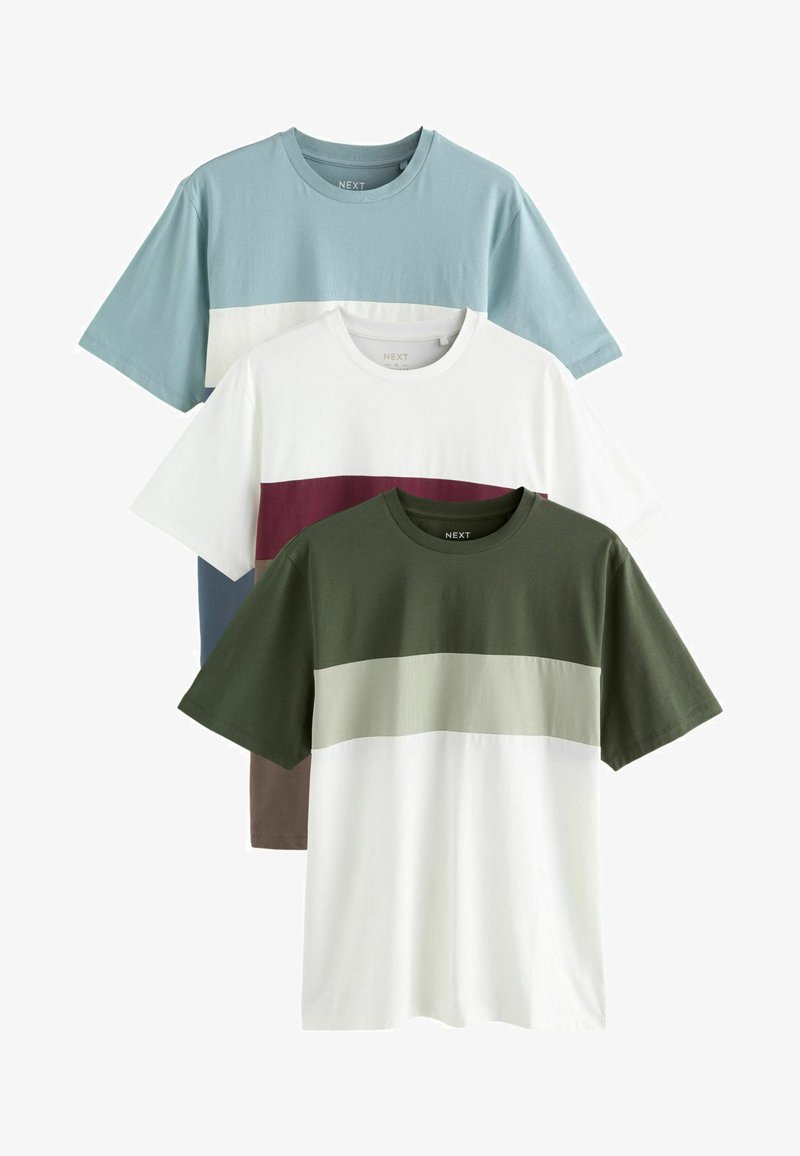 Tři trička s krátkým rukávem naskládaná na sobě. Vrchní: světle modré, prostřední: bílé s vínově červeným pruhem, spodní: tmavě zelené se světle šedým pruhem. Bavlněný materiál.