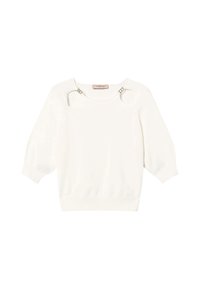 Maglione bianco con un corpetto aderente, maniche a tre quarti e dettagli con aperture sulle spalle. Presenta accessori metallici.