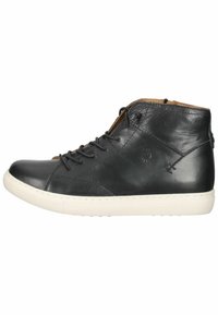 Zwart leren hoge sneaker met witte rubberen zool, met een vetersluiting en tonale stiksel. Gladde textuur met minimale details.