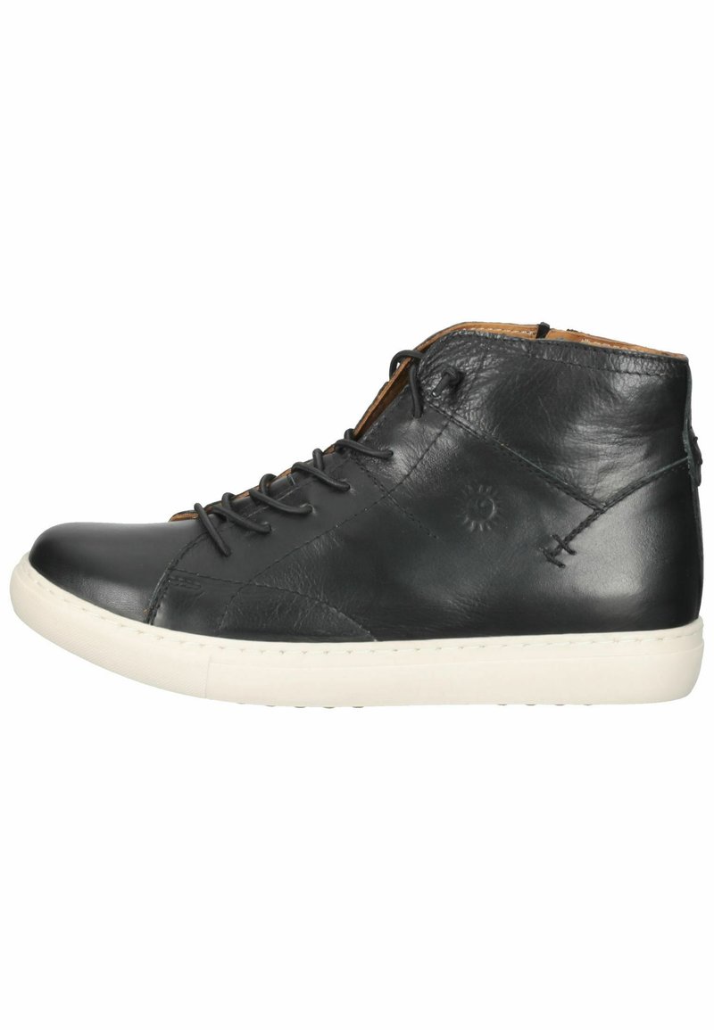 Zwart leren hoge sneaker met witte rubberen zool, met een vetersluiting en tonale stiksel. Gladde textuur met minimale details.
