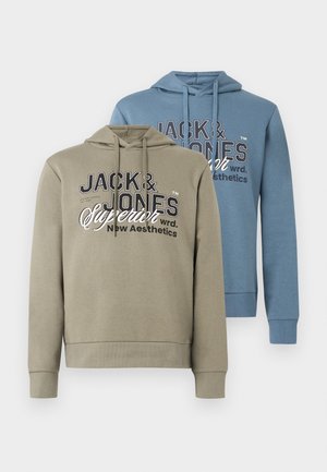 Två huvtröjor med texten "JACK & JONES Superior New Aesthetics", en beige fram och en blå bakom.
