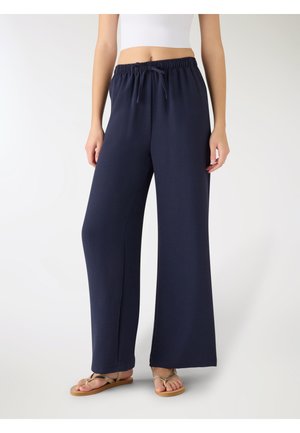 - Spodnie materiałowe