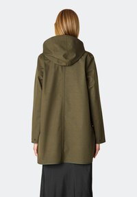 Waterdichte olijfgroene jas met een capuchon, met een losse pasvorm, lange mouwen en knoopdetails op de manchetten. Gestructureerde stof.
