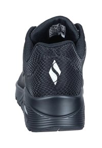 Zwarte synthetische sneaker met een gestructureerd, schubachtig ontwerp op de bovenkant, een gevoerde kraag en een gladde, ronde hak met subtiele branding.